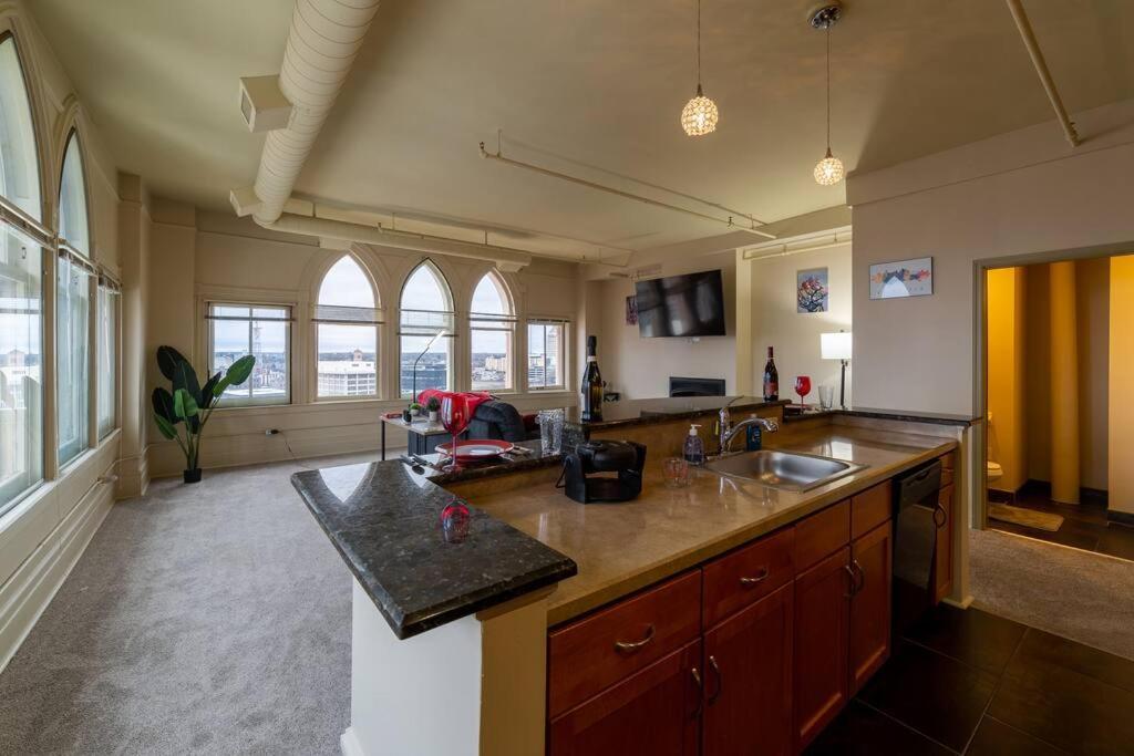 Ferienwohnung King Bed W/ Panoramic Views Of Dt! Rochester Exterior foto